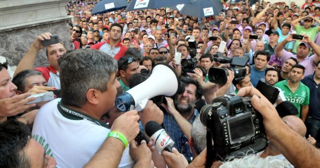 Empresarios y Trabajo ningunearon el pedido de bono de fin de año de Camioneros y crecen las hostilidades Empresarios y Trabajo ningunearon el pedido de bono de fin de año de Camioneros y crecen las hostilidades