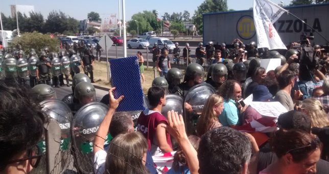 Protesta contra los despidos en el Posadas, en medio de una fuerte custodia de Gendarmería Protesta contra los despidos en el Posadas, en medio de una fuerte custodia de Gendarmería