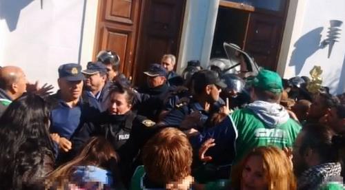Represión y muerte en la protesta de los estatales de Chubut