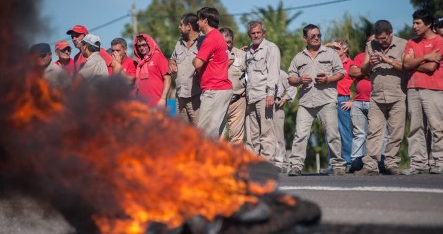Los 350 operarios siguen tomando Vassalli y hay temor de que Firmat se convierta en un pueblo fantasma Los 350 operarios siguen tomando Vassalli y hay temor de que Firmat se convierta en un pueblo fantasma