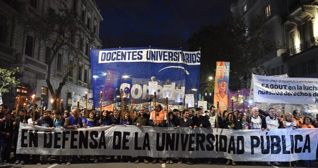 Multitudinaria marcha de antorchas contra el ajuste a las universidad públicas