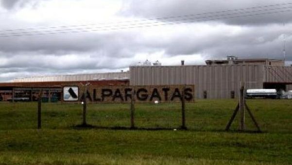 Alpargatas suspende 470 empleados en Corrientes por la caída en las ventas