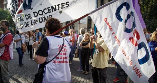 Docentes y científicos encabezarán una marcha de antorchas en defensa de la universidad pública y el salario Docentes y científicos encabezarán una marcha de antorchas en defensa de la universidad pública y el salario