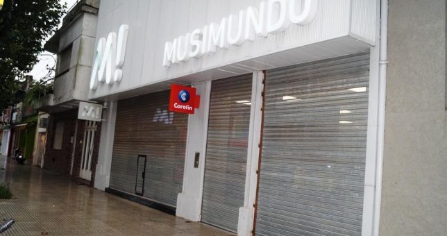 Musimundo ya cerró 10 locales y despidió a todo el personal Musimundo ya cerró 10 locales y despidió a todo el personal