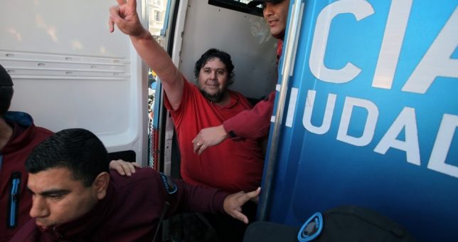 Un Gordo posta vs. los CEOS del Ajuste Un Gordo posta vs. los CEOS del Ajuste