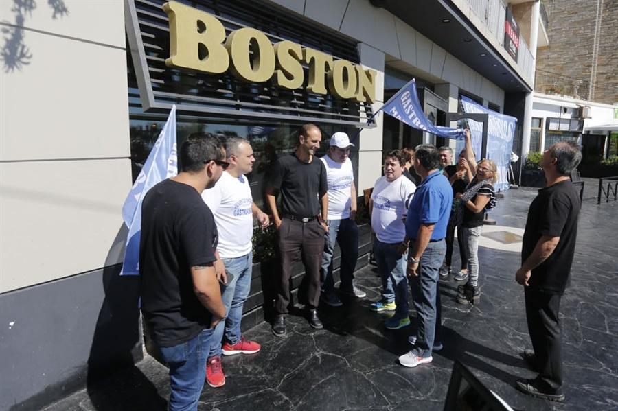 Ocuparon dos sucursales de La Boston por deudas salariales