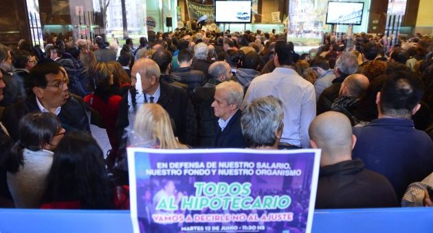Trabajadores de AFIP protestaron contra el ajuste en el organismo y se “acordaron” de Macri Trabajadores de AFIP protestaron contra el ajuste en el organismo y se “acordaron” de Macri