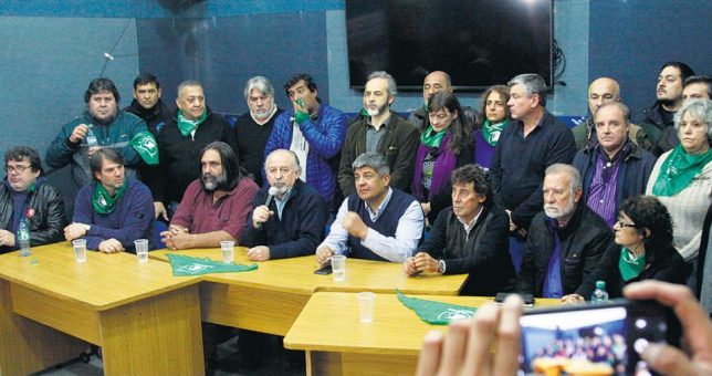 Camioneros, las CTA, docentes, canillitas y peajistas paran hoy contra el ajuste Camioneros, las CTA, docentes, canillitas y peajistas paran hoy contra el ajuste