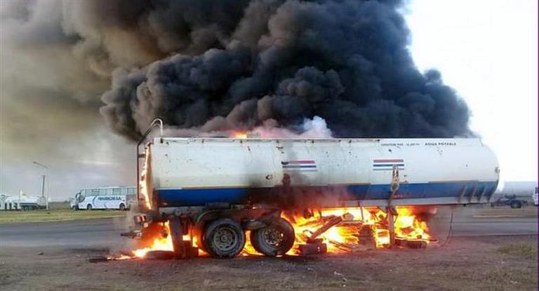 Furia y un remolque quemado, en una protesta de camioneros contra despidos