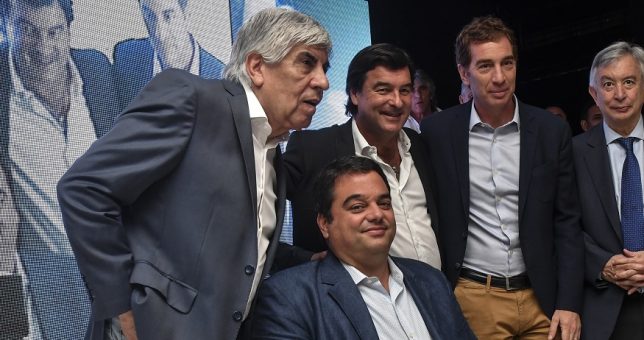 En el momento más caliente de la guerra entre ambos, Triaca le homologó la paritaria a Moyano En el momento más caliente de la guerra entre ambos, Triaca le homologó la paritaria a Moyano