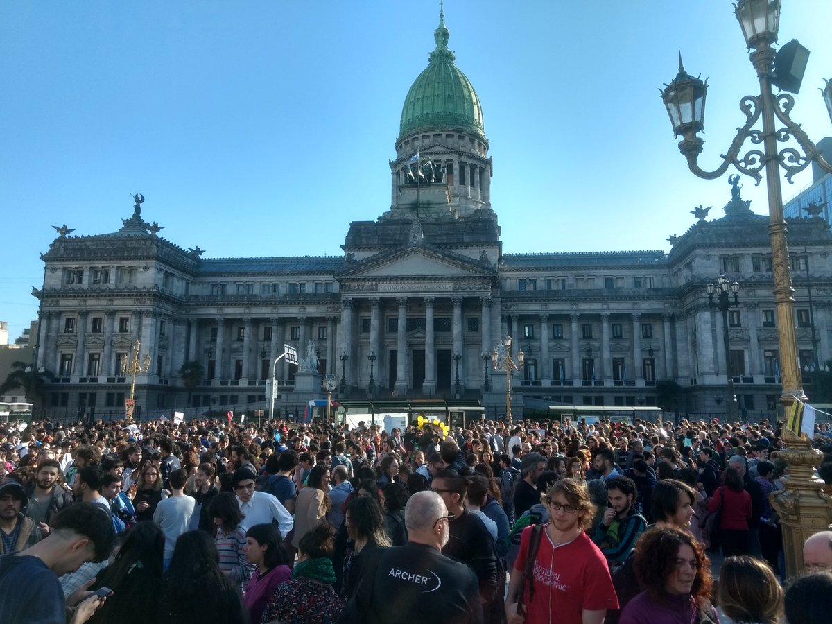 Miles de científicos y docentes colmaron Plaza Congreso contra el ajuste en Ciencia y en Educación Superior