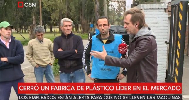 Mientras cuidan que no vacíen la empresa, despedidos de Chemton venden choris para sobrevivir Mientras cuidan que no vacíen la empresa, despedidos de Chemton venden choris para sobrevivir