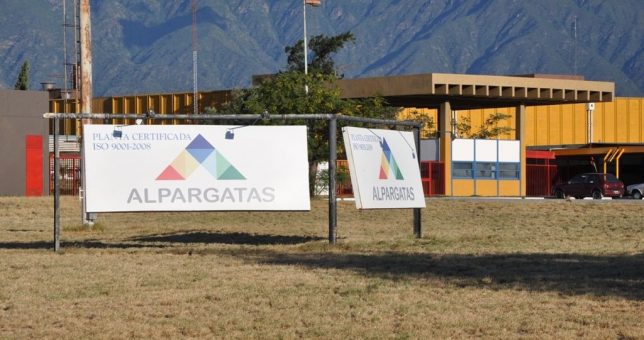 Alpargatas extiende el ajuste: cierra dos plantas y despide 445 operarios