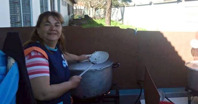 Como la Triple A: secuestran, torturan y marcan a maestra que cocina en ollas populares de Moreno Como la Triple A: secuestran, torturan y marcan a maestra que cocina en ollas populares de Moreno