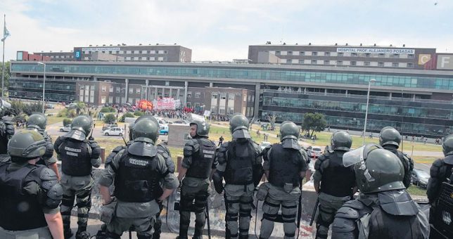 Despiden a 80 médicos, en un militarizado Hospital Posadas Despiden a 80 médicos, en un militarizado Hospital Posadas