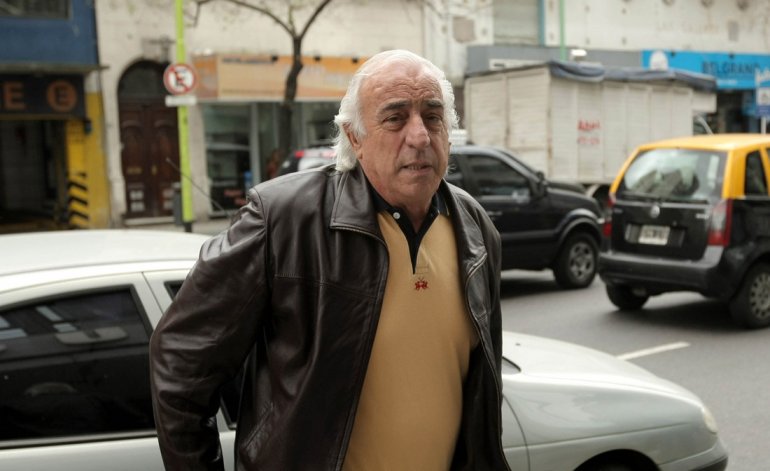 Roberto Fernández cruzó a Acuña por anunciar un paro que no se discutió en la CGT