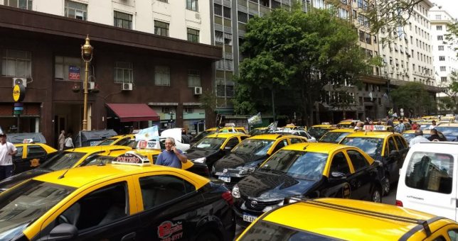 Tacheros denunciaron que Uber les está “robando” el trabajo Tacheros denunciaron que Uber les está “robando” el trabajo
