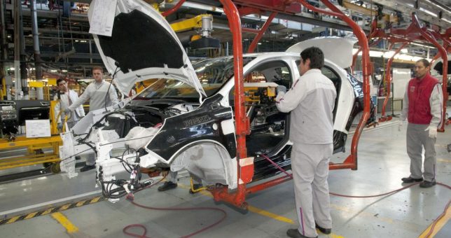 Con miles de suspendidos, la producciÃ³n automotriz sigue en caÃ­da libre