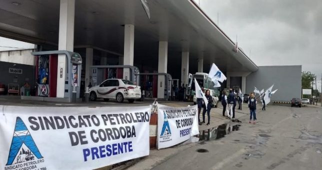 Toma pacífica en estaciones de servicios de Córdoba por despidos
