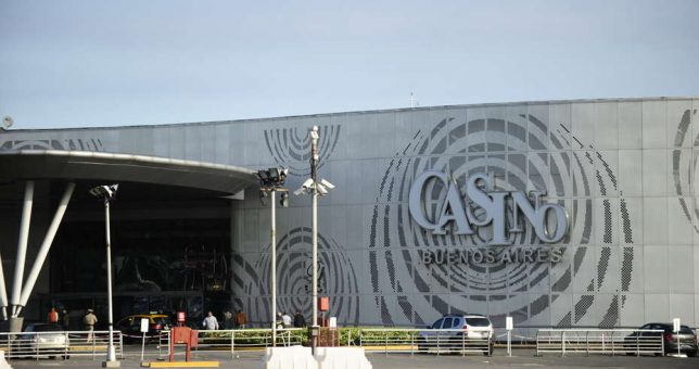 Peligran tres mil empleos en el Casino flotante por una interna de Cambiemos Peligran tres mil empleos en el Casino flotante por una interna de Cambiemos