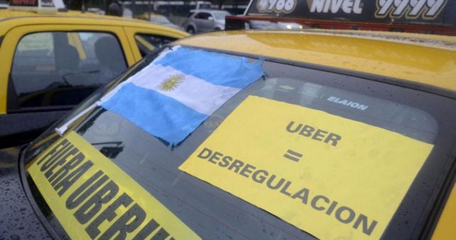 Los peones de taxi en alerta y movilización por la absolución de un chofer de UBER Los peones de taxi en alerta y movilización por la absolución de un chofer de UBER