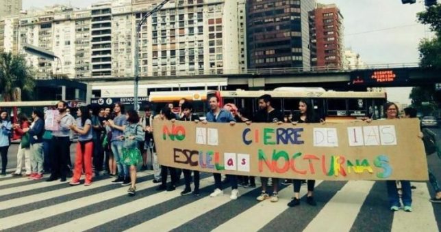 Los docentes porteños profundizan las protestas contra el cierre de escuelas nocturnas