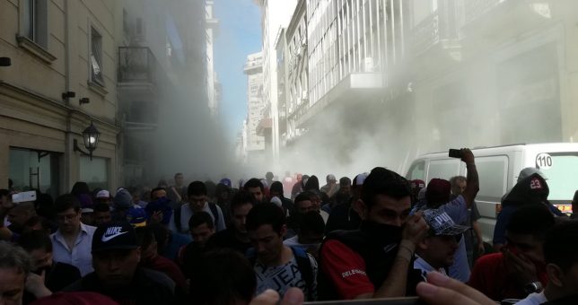 Patotas, vallas y el fantasma de Pedraza sobrevuela a Comercio