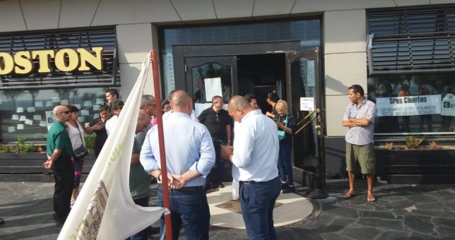Se suspendió el desalojo y La Boston sigue ocupada por sus trabajadores