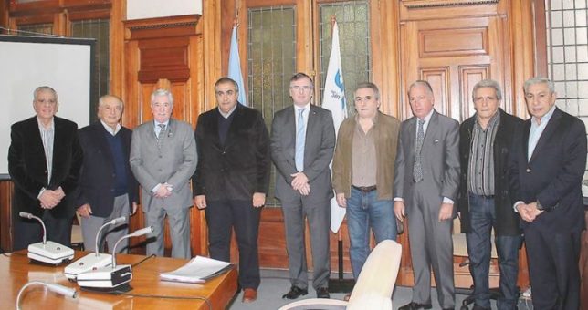 Gremios, organizaciones sociales y empresarios le entregarán a la Iglesia un documento con críticas al Gobierno Gremios, organizaciones sociales y empresarios le entregarán a la Iglesia un documento con críticas al Gobierno