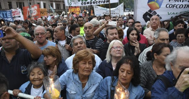 Gremios y organizaciones sociales lideraron una masiva marcha de antorchas contra los tarifazos