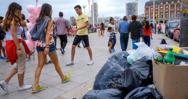 A horas de cumplir un mes, el paro de municipales deja sin control y con basura a Mar del Plata A horas de cumplir un mes, el paro de municipales deja sin control y con basura a Mar del Plata