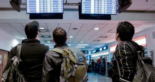 Transporte derogó la resolución que habilitaba a pilotos extranjeros volar en el país y los gremios levantaron el paro Transporte derogó la resolución que habilitaba a pilotos extranjeros volar en el país y los gremios levantaron el paro