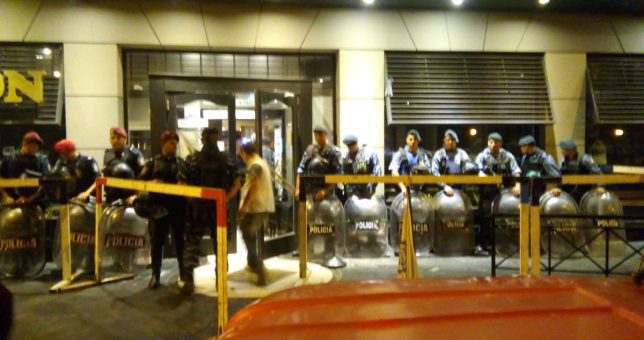 De noche y casi con un centenar de policías, desalojaron la confitería Boston