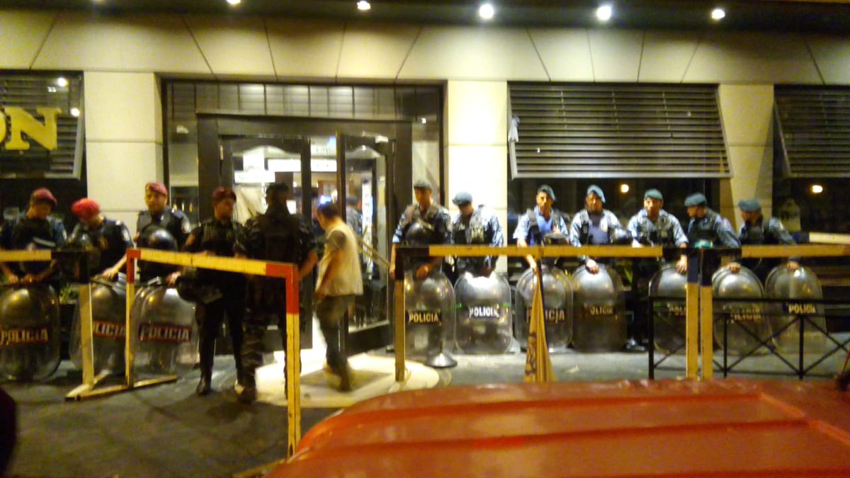 De noche y casi con un centenar de policías, desalojaron la confitería Boston