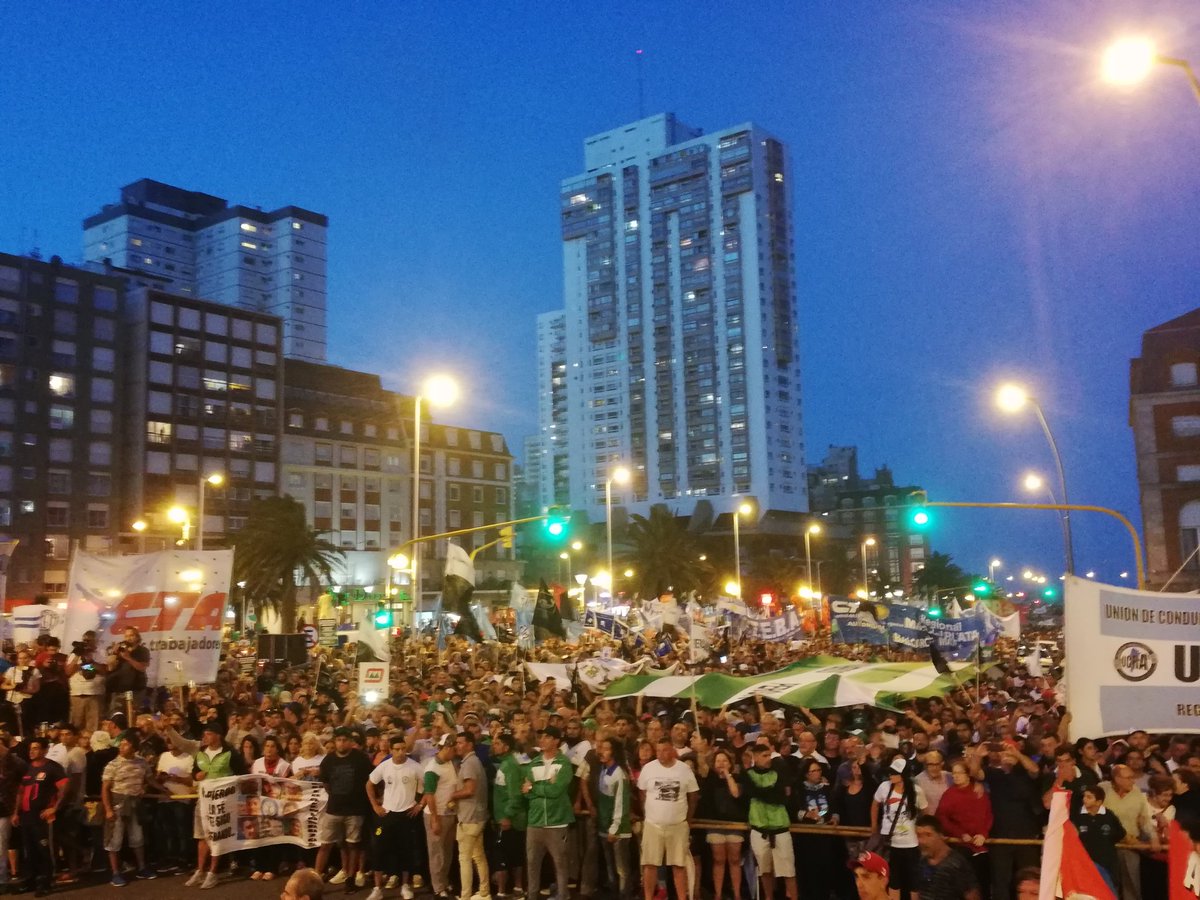 Multitudinaria marcha en Mar del Plata contra los tarifazos