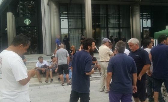 Acampe en el diario La Nación tras los despidos Acampe en el diario La Nación tras los despidos