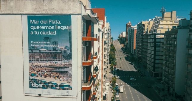 Apareció un cartel de Uber y provocó una rebelión de taxistas en Mar del Plata Apareció un cartel de Uber y provocó una rebelión de taxistas en Mar del Plata