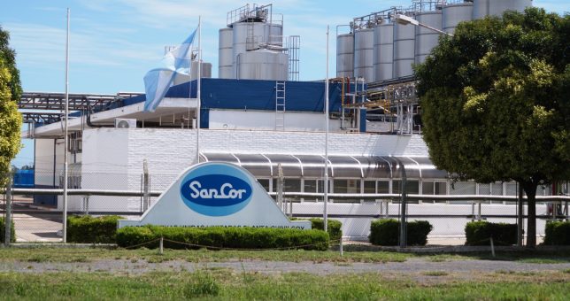 Reducción salarial, suspensiones y posibles traslados en las plantas que Adecoagro le compró a Sancor