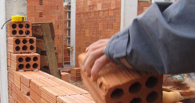 En el último año cayó el empleo en la construcción y cerraron 243 empresas En el último año cayó el empleo en la construcción y cerraron 243 empresas