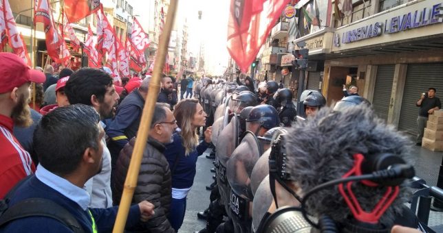 Corte y tensión en Corrientes y Callao por despidos en la autopartista Pilkington Corte y tensión en Corrientes y Callao por despidos en la autopartista Pilkington