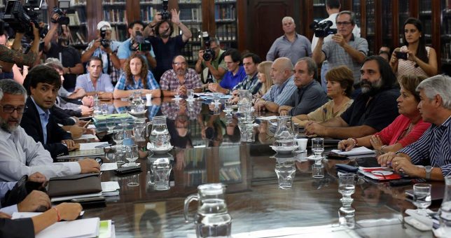 Los docentes piden que se televisen las paritarias para que se “blanquee” la discusión Los docentes piden que se televisen las paritarias para que se “blanquee” la discusión