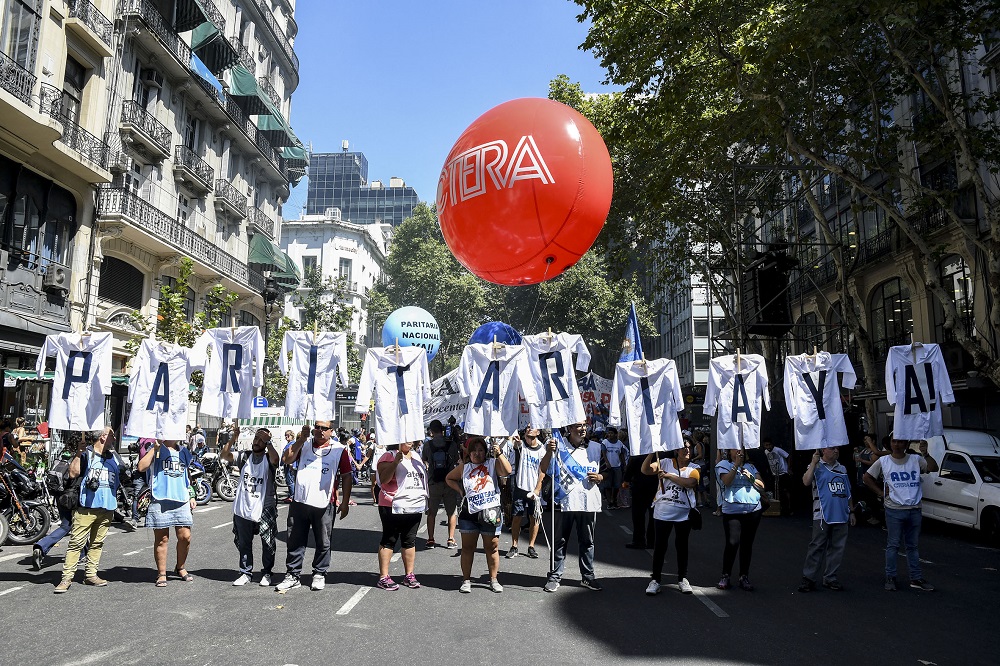Los gremios docentes convocaron una multitud en Plaza de Mayo y fortalecen su reclamo al Gobierno