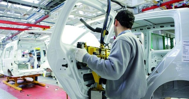 Renault suma suspensiones y programa la parálisis de su planta cordobesa