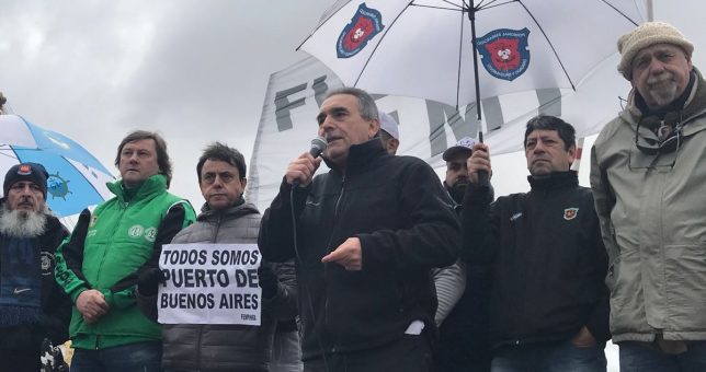 Las firmas se niegan a reabrir las paritarias y los portuarios lanzan asambleas en las terminales porteñas Las firmas se niegan a reabrir las paritarias y los portuarios lanzan asambleas en las terminales porteñas