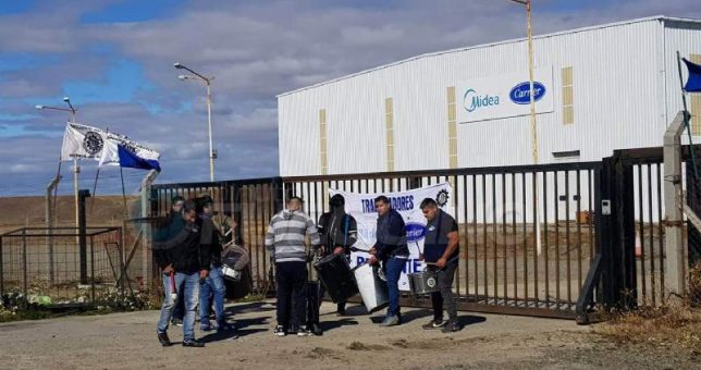 Igual hay Dunga Dunga: a pesar de congelar los salarios, hay despidos de metalúrgicos en Tierra del Fuego Igual hay Dunga Dunga: a pesar de congelar los salarios, hay despidos de metalúrgicos en Tierra del Fuego