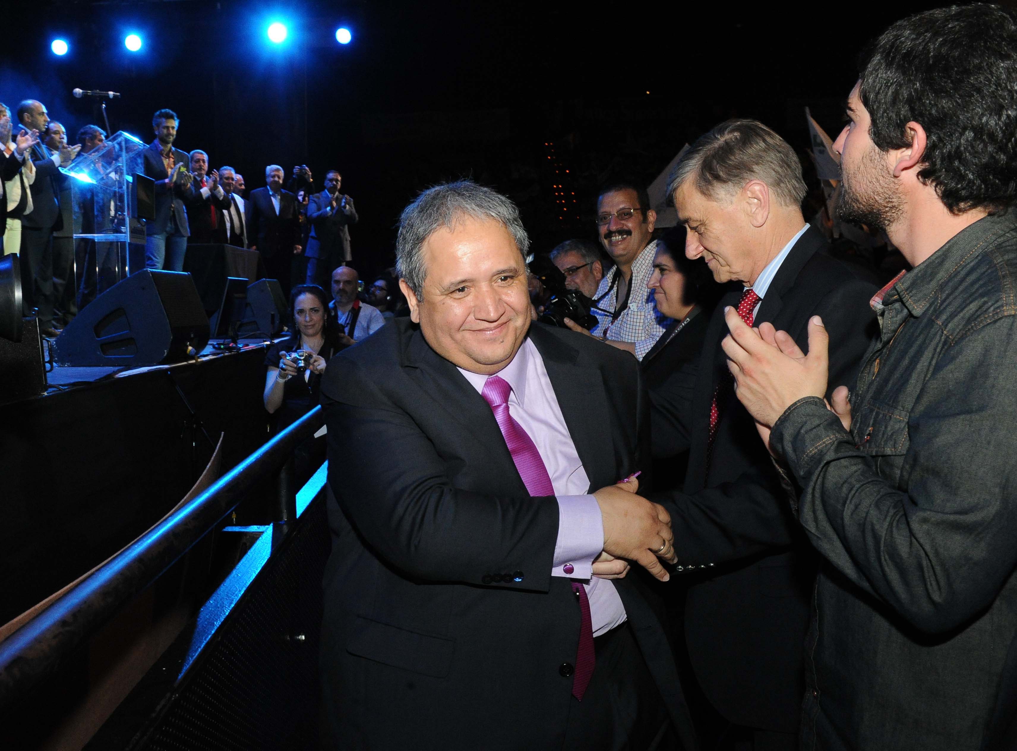 Si quiere hacer política que deje el gremio