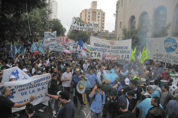 De la Sota insiste con limitar los paro