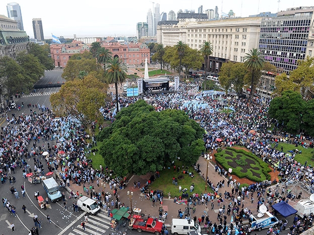 Moyano quiso seducir a las cacerolas y quedó solo