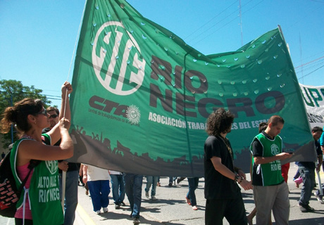 Paran docentes y estatales en Río Negro