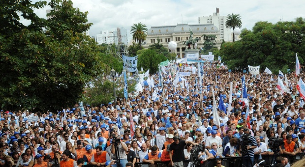 Docentes amenazan con parar la educación